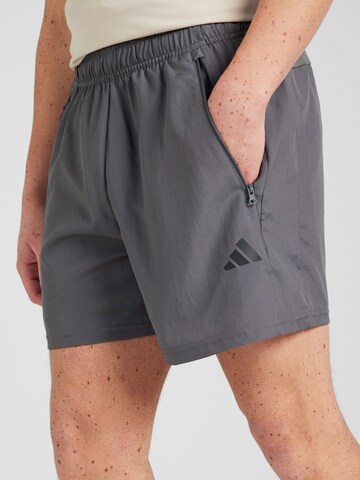 ADIDAS PERFORMANCE - Regular Calças de desporto 'Train Essentials ' em cinzento