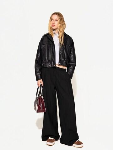Bershka Wide Leg Housut värissä musta