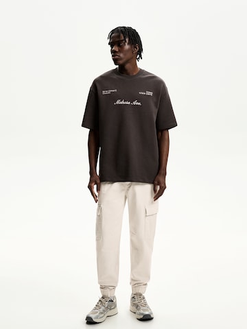 Tapered Pantaloni cargo di Bershka in beige: frontale