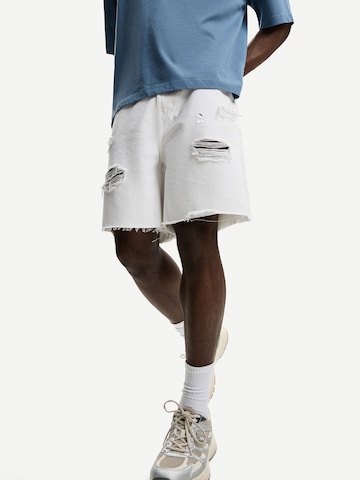 Bershka Loosefit Shorts in Weiß: Vorderseite