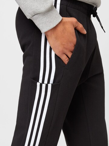 ADIDAS SPORTSWEAR Zwężany krój Spodnie sportowe 'Essentials' w kolorze czarny