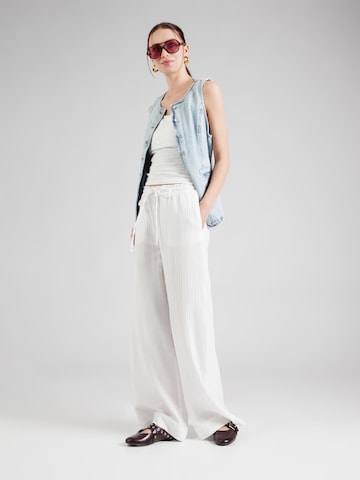 Largi Pantaloni 'Gauze' de la Gina Tricot pe alb