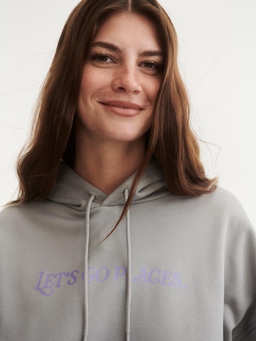 Sweat-shirt ABOUT YOU x Laura Giurcanu en gris