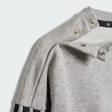 Completo per l'allenamento 'Essentials' di ADIDAS SPORTSWEAR in grigio