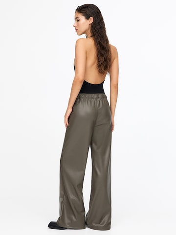 Pull&BearLoosefit Hlače - zelena boja