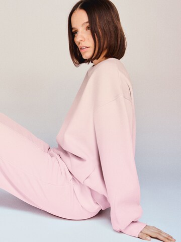 Bershka Wide Leg Housut värissä vaaleanpunainen