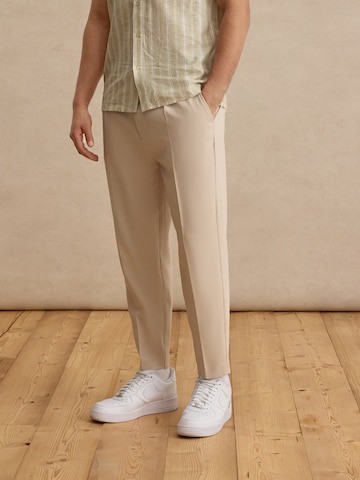 DAN FOX APPAREL Tapered Hose 'Toni' (GRS) in Beige: Vorderseite