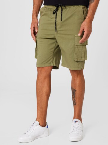 Urban Classics Loosefit Shorts in Grün: Vorderseite