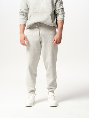 ABOUT YOU x Jaime Lorente - Tapered Pantalón 'Miguel' en gris: frente