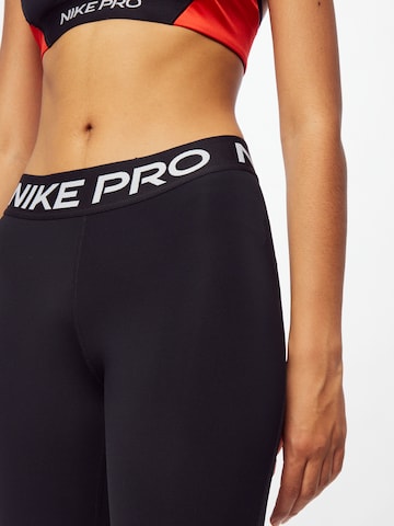 Skinny Pantaloni sportivi di NIKE in nero