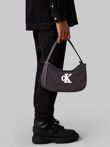 Geantă de la Calvin Klein Jeans pe negru: față