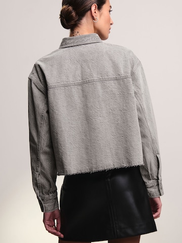 Next Blus i grå
