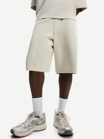 Loosefit Pantalon Bershka en gris : devant