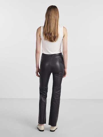 YAS - Bootcut Pantalón en negro